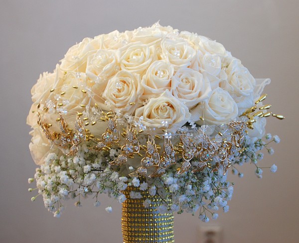 Kytice pro nevěstu z živých květin a zlatými broži